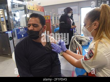 Lamed Hei Checkpoint, Palestine, 8 mars 2021. Un medic de l'agence israélienne d'urgence Magen David Adam inocule un travailleur palestinien avec la première dose du vaccin Moderna COVID-19 au point de contrôle de Lamed Hei entre Gush Etzion et Beit Shemesh, le lundi 8 mars 2021. Israël a lancé une campagne de deux semaines pour vacciner quelque 100,000 travailleurs palestiniens de Cisjordanie qui détiennent des permis de travail en Israël et dans les colonies juives. Crédit : UPI/Alay Live News Banque D'Images