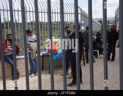 Lamed Hei Checkpoint, Palestine, 8 mars 2021. Les travailleurs palestiniens attendent quinze minutes après avoir reçu la première dose du vaccin Moderns COVID-19 au point de contrôle de Lamed Hei entre Gush Etzion et Beit Shemesh, le lundi 8 mars 2021. Israël a lancé une campagne de deux semaines pour vacciner quelque 100,000 travailleurs palestiniens de Cisjordanie qui détiennent des permis de travail en Israël et dans les colonies juives. Liens dans les territoires. Photo de de Credit: UPI/Alamy Live News Banque D'Images