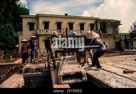 Les dégâts causés par les raids aériens américains pendant la guerre du Vietnam étant réparés à l'hôpital de Hanoi, Hanoi, Nord Vietnam, juin 1980 Banque D'Images