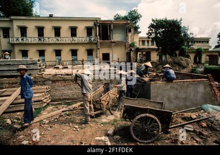 Les dégâts causés par les raids aériens américains pendant la guerre du Vietnam étant réparés à l'hôpital de Hanoi, Hanoi, Nord Vietnam, juin 1980 Banque D'Images