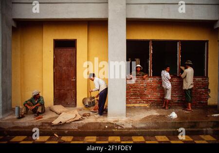 Les dégâts causés par les raids aériens américains pendant la guerre du Vietnam étant réparés à l'hôpital de Hanoi, Hanoi, Nord Vietnam, juin 1980 Banque D'Images