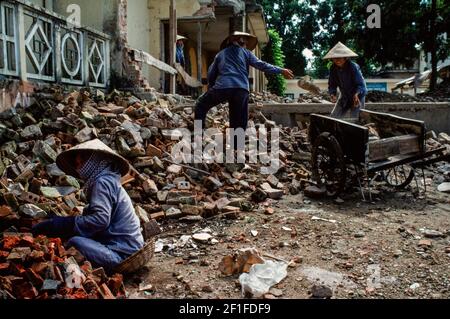 Les dégâts causés par les raids aériens américains pendant la guerre du Vietnam étant réparés à l'hôpital de Hanoi, Hanoi, Nord Vietnam, juin 1980 Banque D'Images