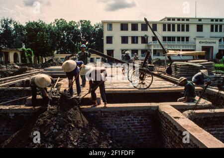 Les dégâts causés par les raids aériens américains pendant la guerre du Vietnam étant réparés à l'hôpital de Hanoi, Hanoi, Nord Vietnam, juin 1980 Banque D'Images