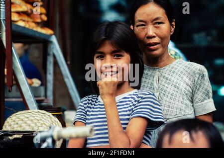 Mère et fille, enfants amérasiens nés de mères vietnamiennes et de pères américains, Ho Chi Minh ville, Vietnam, juin 1980 Banque D'Images