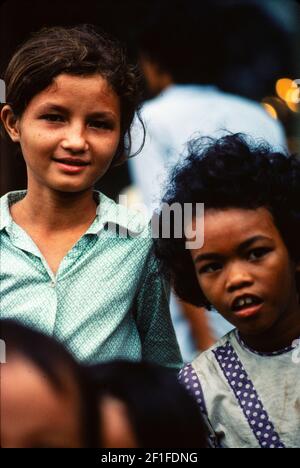 Enfants amérasiens nés de mères vietnamiennes et de pères américains, Ho Chi Minh ville, Vietnam, juin 1980 Banque D'Images