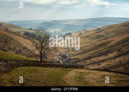 Paysages de vélo du Royaume-Uni : vue sur la route de Cam Gill en direction de Kettlewell. Une voie de campagne escarpée plus connue par les cyclistes comme le célèbre Park Rash Hill Climb Banque D'Images