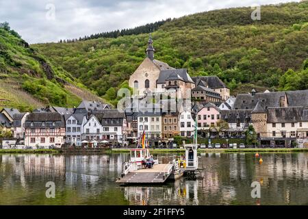 Traversée en ferry Moselle, ville de Beilstein, municipalité de Cochem, vallée de la Moselle, Rhénanie-Palatinat, Allemagne Banque D'Images