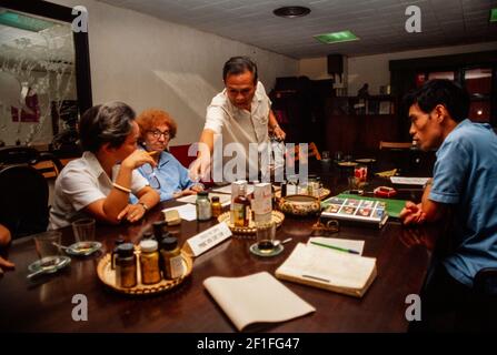 Madame Louise Vidaud du Plaud visite d'un fabricant de phytothérapie, Ho Chi Minh ville, Vietnam, juin 1980 Banque D'Images