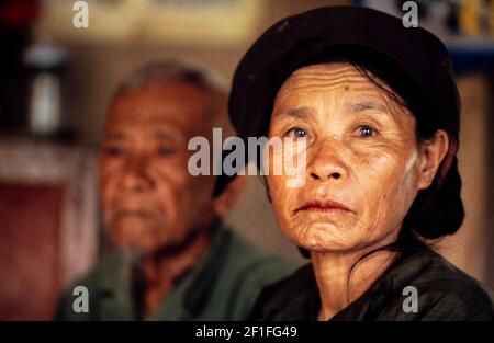 Une femme de village avec des taches de noix de coléoptère, au sud du Vietnam. Banque D'Images