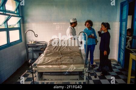 Madame Louise Vidaud du Plaud (au centre) visite d'un hôpital de la Nouvelle zone économique, Vietnam du Sud, juin 1980 Banque D'Images