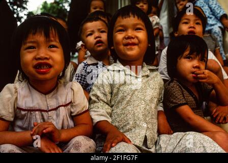 Les infirmières et infirmiers crèche à l'hôpital pour enfants, Ho Chi Minh ville, Vietnam, juin 1980 Banque D'Images