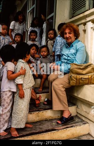 Madame Louise Vidaud du Plaud visite de la crèche des infirmières à l'Hôpital pour enfants de Ho Chi Minh ville, Vietnam, juin 1980 Banque D'Images