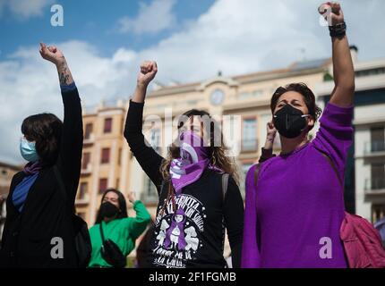 Malaga, Espagne. 08 mars 2021. Des femmes manifestants portant un masque facial élèvent des poings lors d'une manifestation féministe par des associations d'étudiants sur la Plaza de la Constitución.les principales organisations de femmes ont organisé plusieurs manifestations et initiatives en Espagne pour commémorer la Journée internationale de la femme, Suite à la décision du gouvernement espagnol d'interdire toute manifestation massive à Madrid ou à ceux de plus de 500 personnes, par mesure de précaution contre la pandémie du coronavirus. Crédit : SOPA Images Limited/Alamy Live News Banque D'Images