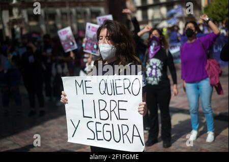 Malaga, Espagne. 08 mars 2021. Un manifestant portant un masque facial est vu tenir un écriteau lors d'une manifestation féministe par des associations d'étudiants sur la Plaza de la Constitución.les principales organisations de femmes ont organisé plusieurs manifestations et initiatives en Espagne pour commémorer la Journée internationale de la femme, Suite à la décision du gouvernement espagnol d'interdire toute manifestation massive à Madrid ou à ceux de plus de 500 personnes, par mesure de précaution contre la pandémie du coronavirus. Crédit : SOPA Images Limited/Alamy Live News Banque D'Images