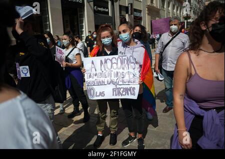 Malaga, Espagne. 08 mars 2021. Un couple portant des masques est vu tenir un écriteau lors d'une manifestation féministe par des associations d'étudiants à la Plaza de la Constitución.les principales organisations de femmes ont organisé plusieurs manifestations et initiatives en Espagne pour commémorer la Journée internationale de la femme, Suite à la décision du gouvernement espagnol d'interdire toute manifestation massive à Madrid ou à ceux de plus de 500 personnes, par mesure de précaution contre la pandémie du coronavirus. Crédit : SOPA Images Limited/Alamy Live News Banque D'Images
