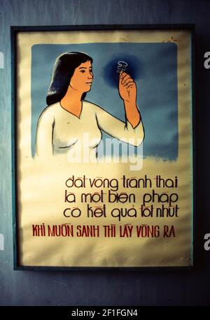 Une affiche faisant la promotion du DIU comme méthode de contraception à la clinique de contrôle des naissances, Ho Chi Minh ville, Vietnam, juin 1980 Banque D'Images