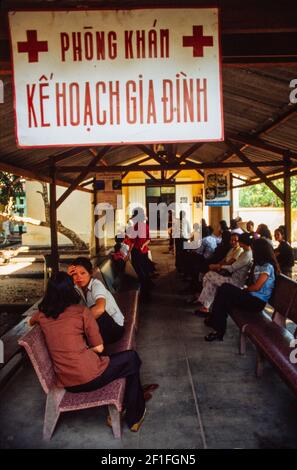 Les femmes font la queue pour leurs rendez-vous à la clinique de contrôle des naissances, Ho Chi Minh ville, Vietnam, juin 1980 Banque D'Images