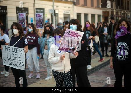 Malaga, Espagne. 08 mars 2021. Des manifestants tiennent des pancartes lors d'une manifestation féministe par des associations d'étudiants sur la Plaza de la Constitución.les principales organisations de femmes ont organisé plusieurs manifestations et initiatives en Espagne pour commémorer la Journée internationale de la femme, Suite à la décision du gouvernement espagnol d'interdire toute manifestation massive à Madrid ou à ceux de plus de 500 personnes, par mesure de précaution contre la pandémie du coronavirus. Crédit : SOPA Images Limited/Alamy Live News Banque D'Images