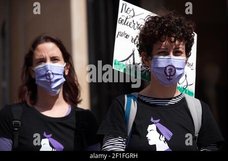 Malaga, Espagne. 08 mars 2021. Des manifestants portant des masques de visage avec des symboles féministes vus lors d'une manifestation féministe par des associations d'étudiants sur la Plaza de la Constitución.les principales organisations de femmes ont organisé plusieurs manifestations et initiatives en Espagne pour commémorer la Journée internationale de la femme, Suite à la décision du gouvernement espagnol d'interdire toute manifestation massive à Madrid ou à ceux de plus de 500 personnes, par mesure de précaution contre la pandémie du coronavirus. Crédit : SOPA Images Limited/Alamy Live News Banque D'Images