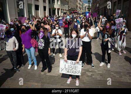 Malaga, Espagne. 08 mars 2021. Les manifestants affichent des pancartes et des slogans criants lors d'une manifestation féministe par des associations étudiantes à la rue marques de Larios.les principales organisations féminines ont organisé plusieurs manifestations et initiatives en Espagne pour commémorer la Journée internationale de la femme, Suite à la décision du gouvernement espagnol d'interdire toute manifestation massive à Madrid ou à ceux de plus de 500 personnes, par mesure de précaution contre la pandémie du coronavirus. Crédit : SOPA Images Limited/Alamy Live News Banque D'Images