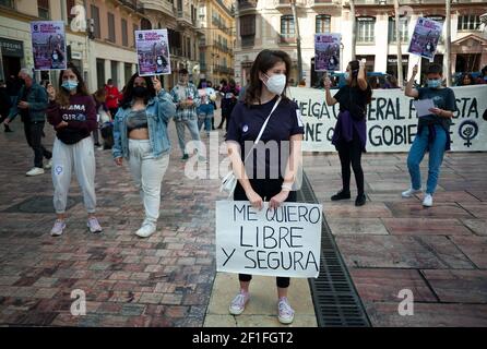 Malaga, Espagne. 08 mars 2021. Une femme de démonstration portant un masque est vue tenue d'un écriteau lors d'une manifestation féministe par des associations d'étudiants sur la Plaza de la Constitución.les principales organisations de femmes ont organisé plusieurs manifestations et initiatives en Espagne pour commémorer la Journée internationale de la femme, Suite à la décision du gouvernement espagnol d'interdire toute manifestation massive à Madrid ou à ceux de plus de 500 personnes, par mesure de précaution contre la pandémie du coronavirus. Crédit : SOPA Images Limited/Alamy Live News Banque D'Images