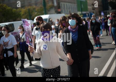 Malaga, Espagne. 08 mars 2021. Les femmes manifestants se tiennent à bras pendant qu'elles marchent dans la rue lors d'une manifestation féministe par des associations d'étudiants dans le cadre de la pandémie de Covid19.les principales organisations féminines ont organisé plusieurs manifestations et initiatives en Espagne pour commémorer la Journée internationale de la femme, Suite à la décision du gouvernement espagnol d'interdire toute manifestation massive à Madrid ou à ceux de plus de 500 personnes, par mesure de précaution contre la pandémie du coronavirus. Crédit : SOPA Images Limited/Alamy Live News Banque D'Images