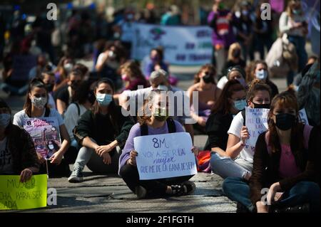 Malaga, Espagne. 08 mars 2021. Des manifestants sont vus assis dans la rue et tenant des pancartes lors d'une manifestation féministe par des associations d'étudiants sur la Plaza de la Constitución.les principales organisations de femmes ont organisé plusieurs manifestations et initiatives en Espagne pour commémorer la Journée internationale de la femme, Suite à la décision du gouvernement espagnol d'interdire toute manifestation massive à Madrid ou à ceux de plus de 500 personnes, par mesure de précaution contre la pandémie du coronavirus. Crédit : SOPA Images Limited/Alamy Live News Banque D'Images