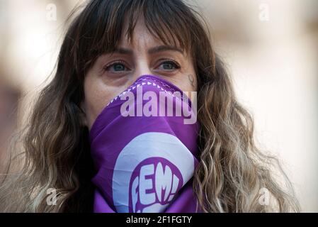 Malaga, Espagne. 08 mars 2021. Une femme de démonstration portant un mouchoir violet comme masque protecteur ressemble à une manifestation féministe par des associations d'étudiants sur la Plaza de la Constitución.les principales organisations de femmes ont organisé plusieurs manifestations et initiatives en Espagne pour commémorer la Journée internationale de la femme, Suite à la décision du gouvernement espagnol d'interdire toute manifestation massive à Madrid ou à ceux de plus de 500 personnes, par mesure de précaution contre la pandémie du coronavirus. Crédit : SOPA Images Limited/Alamy Live News Banque D'Images
