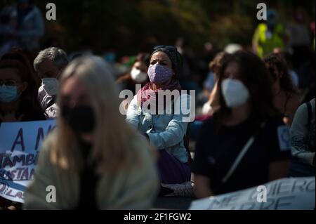 Malaga, Espagne. 08 mars 2021. Des manifestants féminins portant un masque facial assistent à une manifestation féministe par des associations d'étudiants sur la Plaza de la Constitución.les principales organisations féminines ont organisé plusieurs manifestations et initiatives en Espagne pour commémorer la Journée internationale de la femme, Suite à la décision du gouvernement espagnol d'interdire toute manifestation massive à Madrid ou à ceux de plus de 500 personnes, par mesure de précaution contre la pandémie du coronavirus. Crédit : SOPA Images Limited/Alamy Live News Banque D'Images
