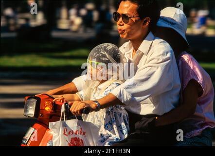 Les cycles à moteur dominent le trafic intense dans le centre de Ho Chi Minh ville, octobre 1995 Banque D'Images