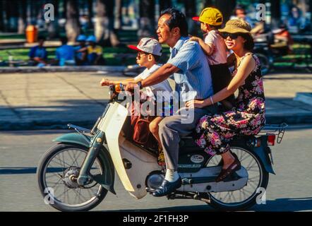 Les cycles à moteur dominent le trafic intense dans le centre de Ho Chi Minh ville, octobre 1995 Banque D'Images