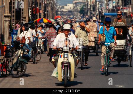 Les cycles à moteur dominent le trafic intense dans le centre de Ho Chi Minh ville, octobre 1995 Banque D'Images