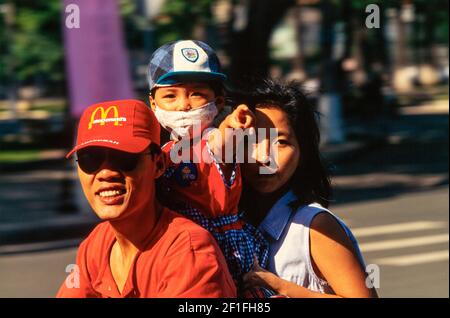 Les cycles à moteur dominent le trafic intense dans le centre de Ho Chi Minh ville, octobre 1995 Banque D'Images