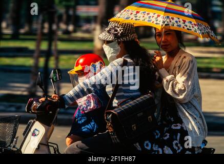 Les cycles à moteur dominent le trafic intense dans le centre de Ho Chi Minh ville, octobre 1995 Banque D'Images