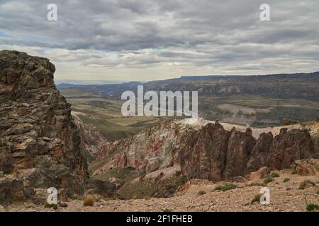 Paysage des montagnes andines à Rio Jeinemeni près de Cile Chico au Lago General Carrera. Moon Valley, Patagonie, Argentine, Amérique du Sud Banque D'Images