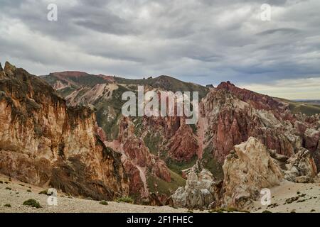 Paysage des montagnes andines à Rio Jeinemeni près de Cile Chico au Lago General Carrera. Moon Valley, Patagonie, Argentine, Amérique du Sud Banque D'Images