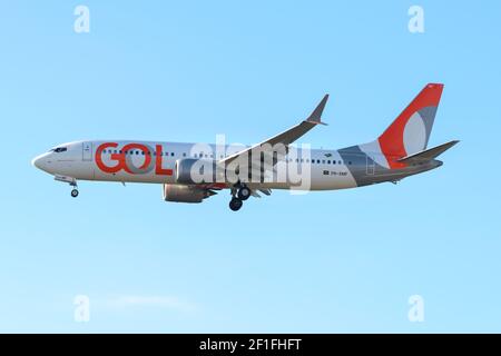 Atterrissage du Boeing 737 MAX de Geol Airlines à l'aéroport de Guarulhos, Sao Paulo, Brésil. Geol Linhas Aéreas Boeing 737-8 MAX vol. Banque D'Images