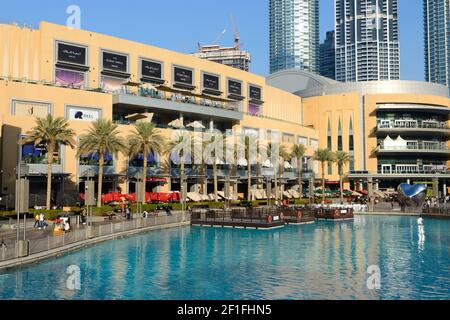 La promenade du front de mer du Dubai Mall, située à Dubaï, Émirats arabes Unis. Vue extérieure de la propriété d'Emaar. Banque D'Images