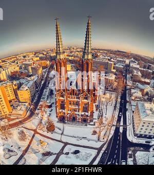 Magnifique vue panoramique sur drone aérienne jusqu'à la cathédrale Saint-Florian, Varsovie, Pologne, UE Banque D'Images