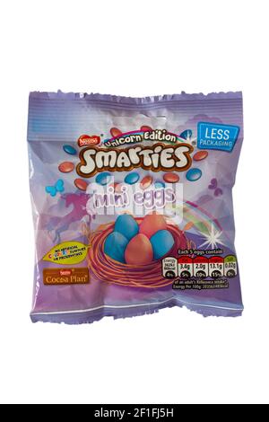 Paquet de l'édition Unicorn Smarties mini oeufs de Nestlé isolé sur fond blanc Banque D'Images