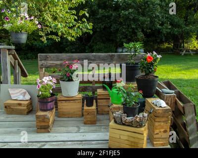 Un regard en gros plan sur un motif fleuri avec des stands de plantes en bois sur un vieux pont donne le sentiment de paix et de joie. Dans l'arrière-plan défoqué une image Banque D'Images