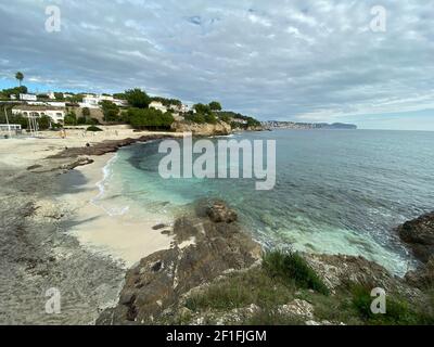 Vagues de mer de la ligne de cils impact rock sur la plage, situé à Alicante, Espagne, Banque D'Images