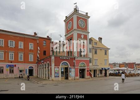 Rovinj, Croatie - 15 octobre 2014 : Tour de l'horloge et de la cloche sur la pittoresque place de la ville de Rovinj, Croatie. Banque D'Images