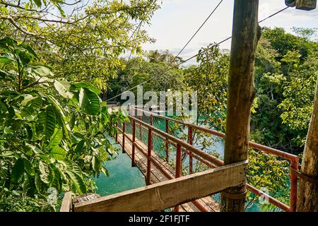 Beau et romantique petit spa dans la région de jardim et bonito le long de la rivière Prata, rio da Prata, en méandant dans un petit ruisseau avec de l'eau verte Banque D'Images