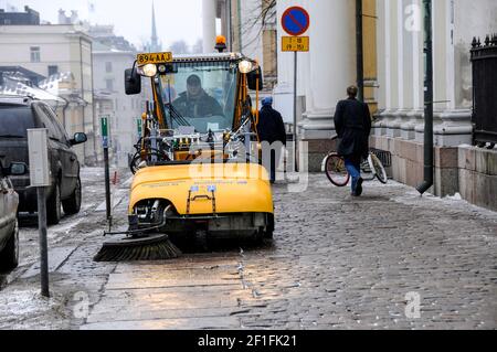 Une machine de nettoyage de rue déneigement des rues d'Helsinki, en Finlande Banque D'Images