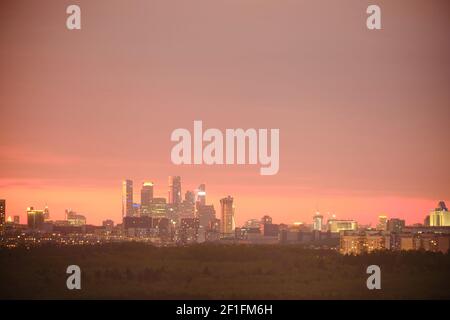 Vue de nuit de la ville de Moscou et paysage de la ville d'été, Russie. Vue de dessus de la ville au crépuscule Banque D'Images