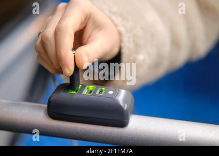 Chargeur de téléphone portable avec usb dans les transports publics et homme main Banque D'Images