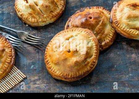 Tartes au poulet et au chorizo en pâte à croûte courte - grand angle vue Banque D'Images