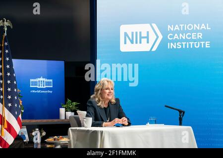 La première dame des États-Unis, Jill Biden, participe à une réunion virtuelle avec des étudiants de familles militaires de l'Auditorium de la Cour du Sud, dans le bâtiment Eisenhower du Bureau exécutif de la Maison Blanche, le 29 janvier 2021, à Washington, D.C. Banque D'Images