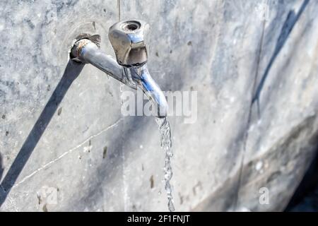 L'eau coule du robinet. Banque D'Images